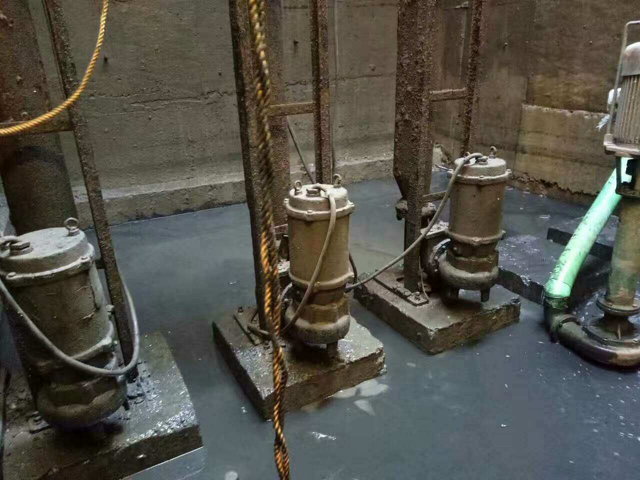 城区污水池清理